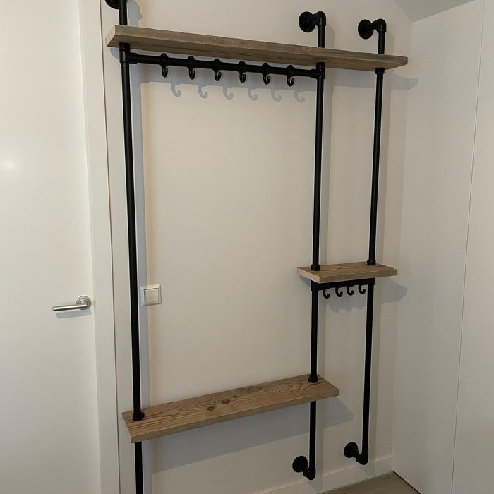 Garderobe hergestellt mit unseren schwarzen Rohren und Rohrverbindern und Altholz