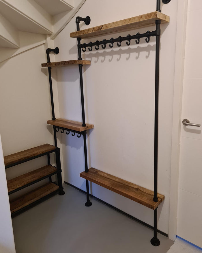 Schöne Garderobe hergestellt mit unseren schwarzen Rohrverbindern und Rohren und Altholz